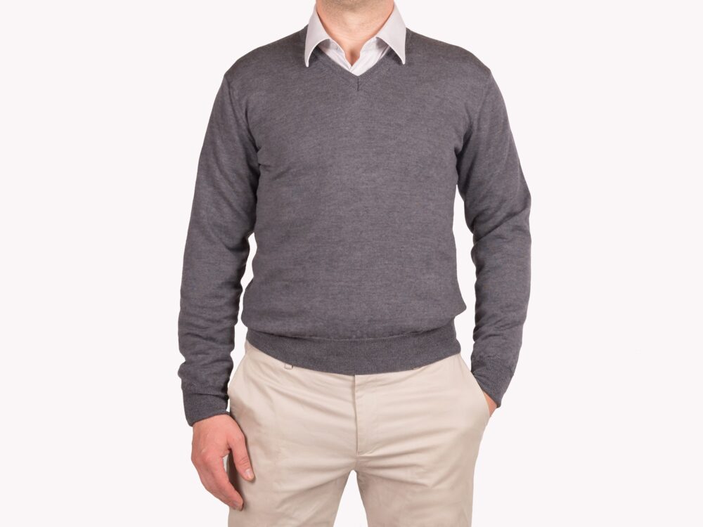 Maglia Scollo V grigio piombo in pura lana merino extrafine