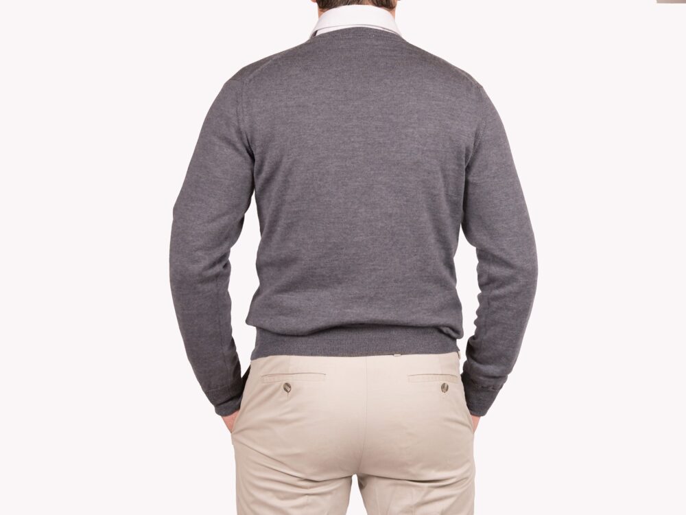Maglia Scollo V grigio piombo in pura lana merino extrafine